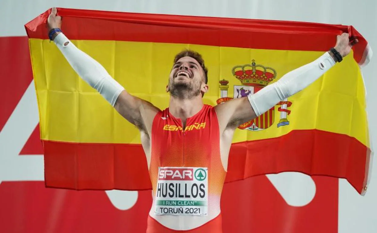 Óscar Husillos, con la bandera española, tras proclamarse campeón de 400 metros. 