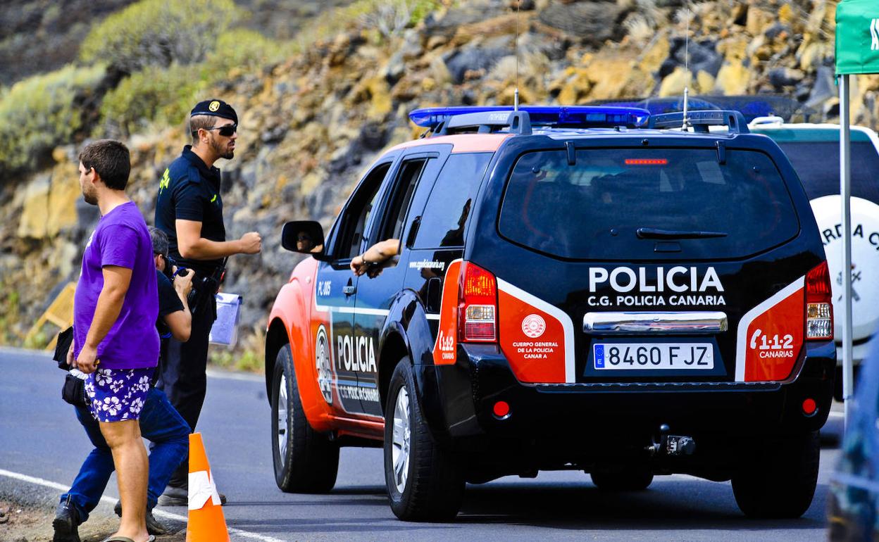 Imagen de archivo de un vehículo de la Policía Canaria. 