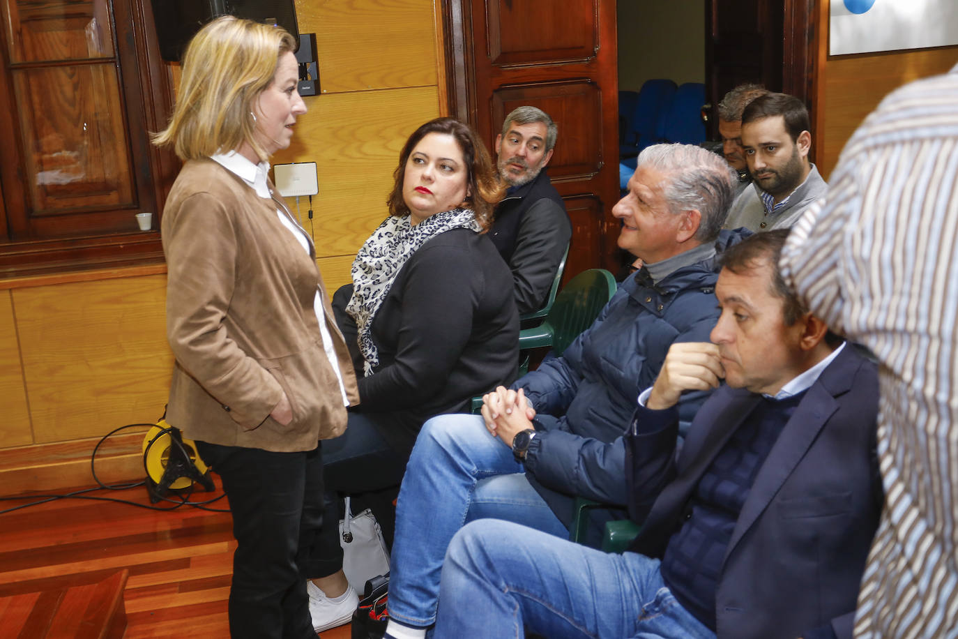 Ana Oramas charla con Francisco Linares, ante otros miembros de la formación nacionalista. 