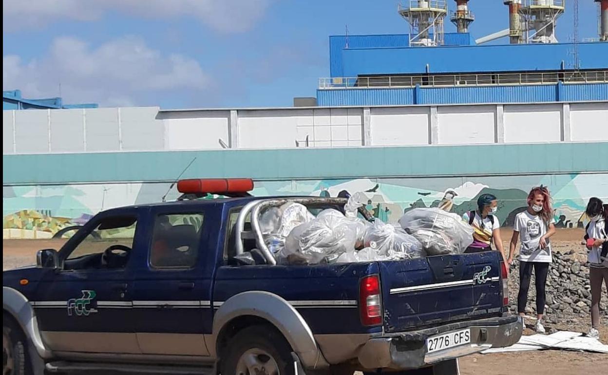 Voluntarios de Volcandog, con la basura recogida en El Charco.