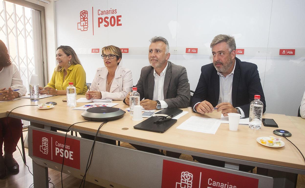 Imagen de archivo de la ejecutiva del PSOE. Aunque la sesión de ayer fue telemática, los principales dirigentes estuvieron en Santa Cruz. 