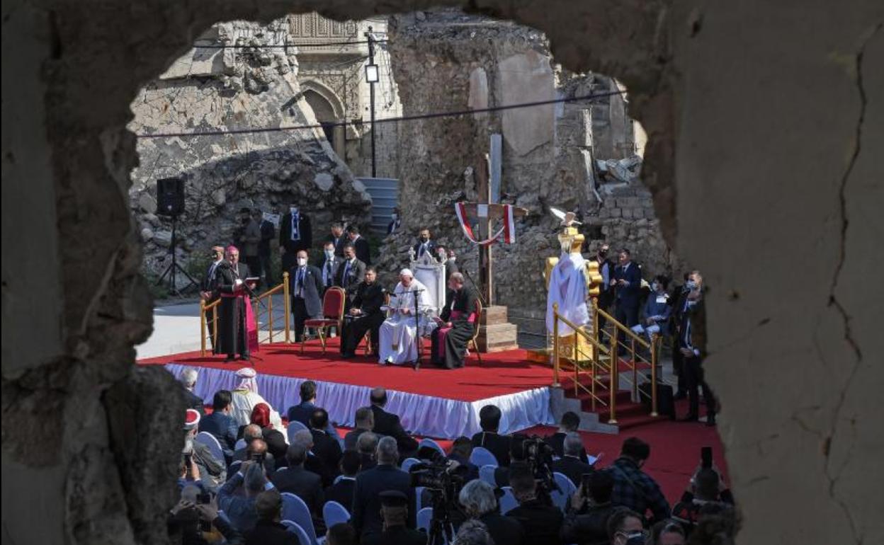 El Papa Francisco reza este domingo entre escombros y muros medio derruidos en la plaza de Hosh al Bieaa de la devastada ciudad iraquí de Mosul.