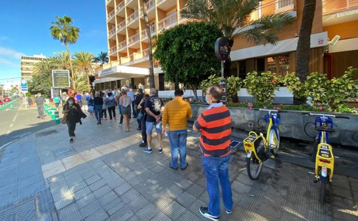 Colas en las puertas de las oficinas municipales. 