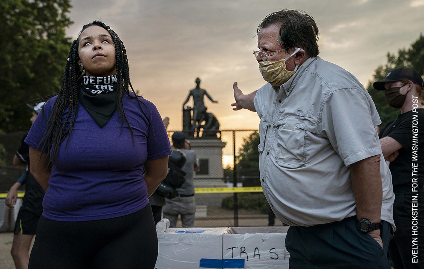 Nominada a mejor fotografía del año. Una joven de color y un hombre blanco discuten por la retirada de una estatua considerada racista en Washington. 