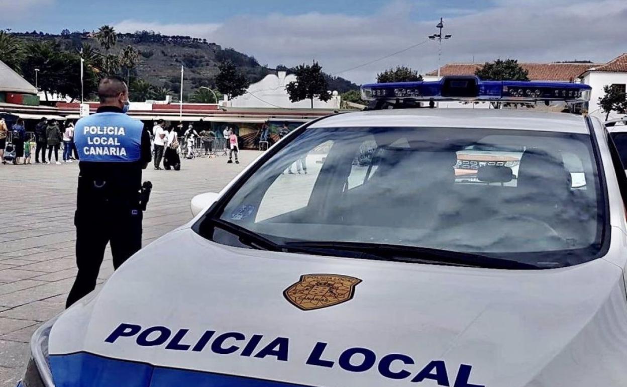 Le ataca con una pistola de balines y un cuchillo