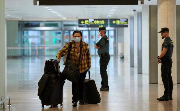 Imagen de un pasajero llegando al aeropuerto. 