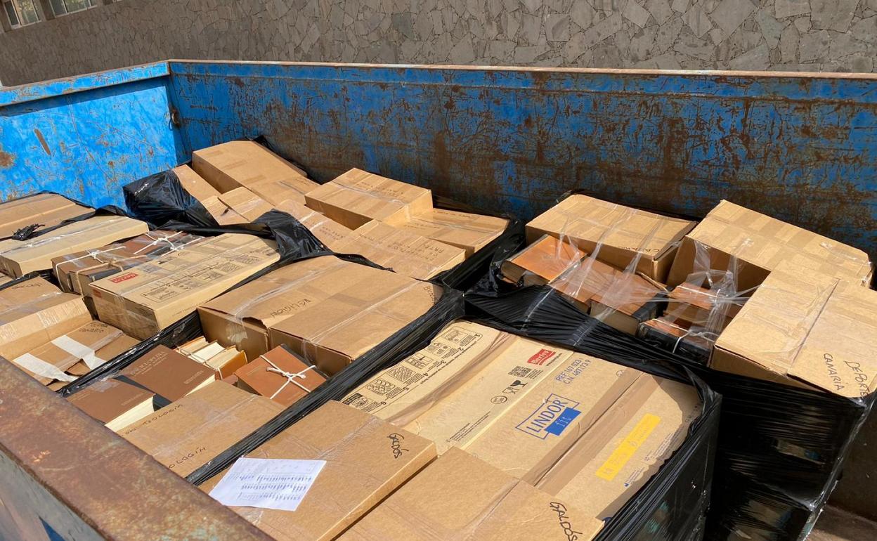 Traslado de las cajas repletas de libros de la biblioteca del casco. 