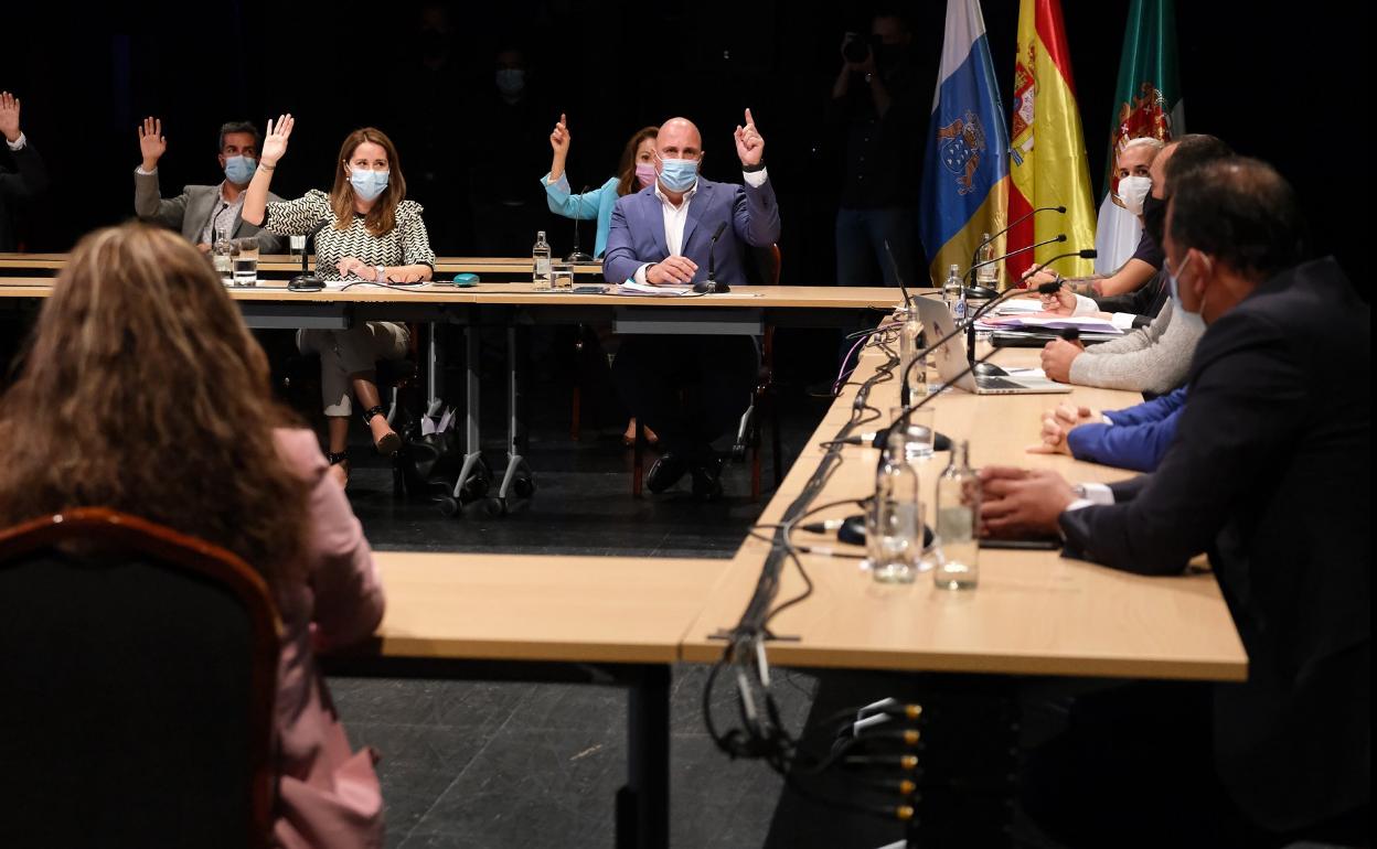 Lola García vota a favor de Lloret como presidente. 