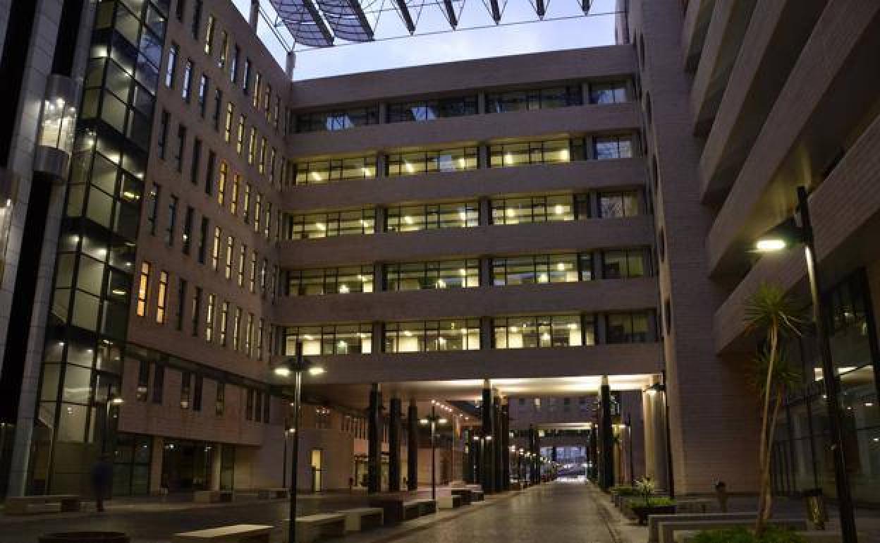 Imagen de acceso principal del hospital doctor Negrín