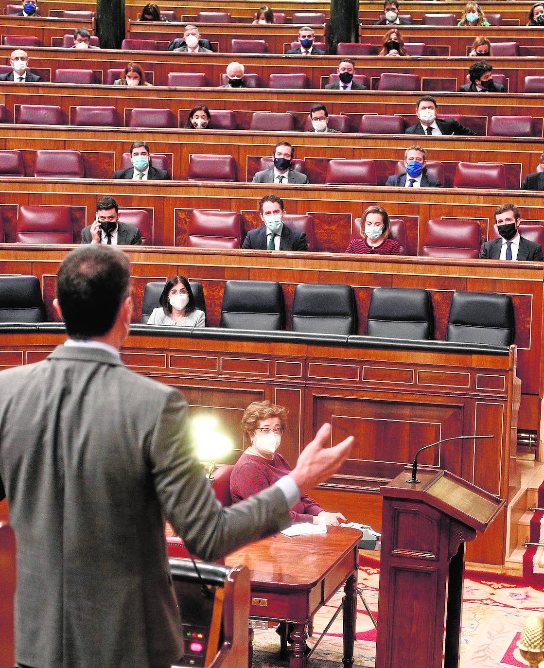 El presidente Pedro Sánchez se dirige a Pablo Casado durante uno de sus enfrentamientos en el Congreso.