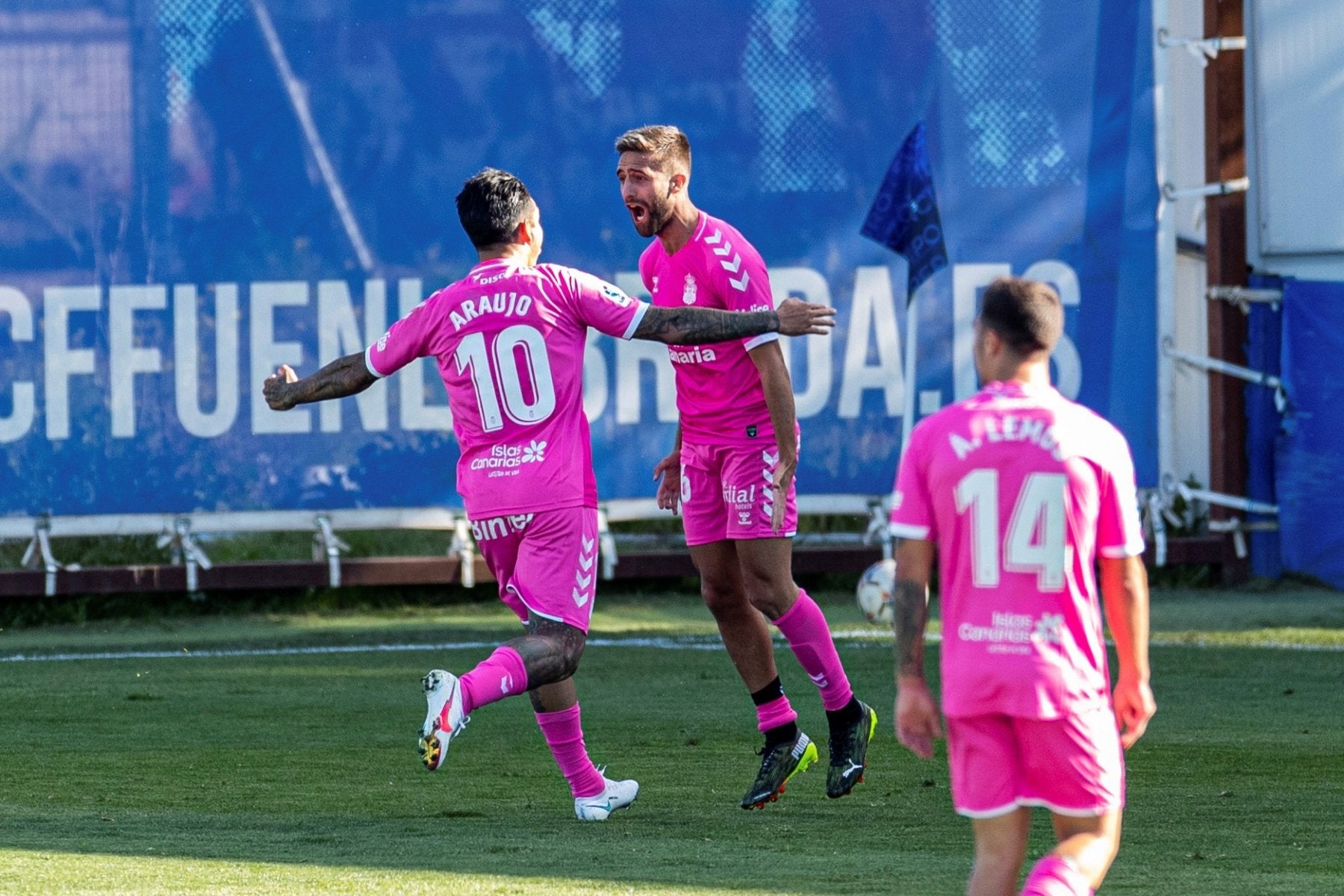 Sergio Araujo y Pejiño celebran el tanto del empate del extremo gaditano, que anotó desde su casa tras dejar en el camino a un rival con un quiebro lleno de poesía. 