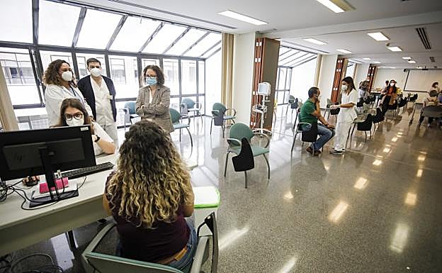 Imagen de la vacunación de docentes que tuvo lugar este vieres en el Negrín, en la capital grancanaria. 
