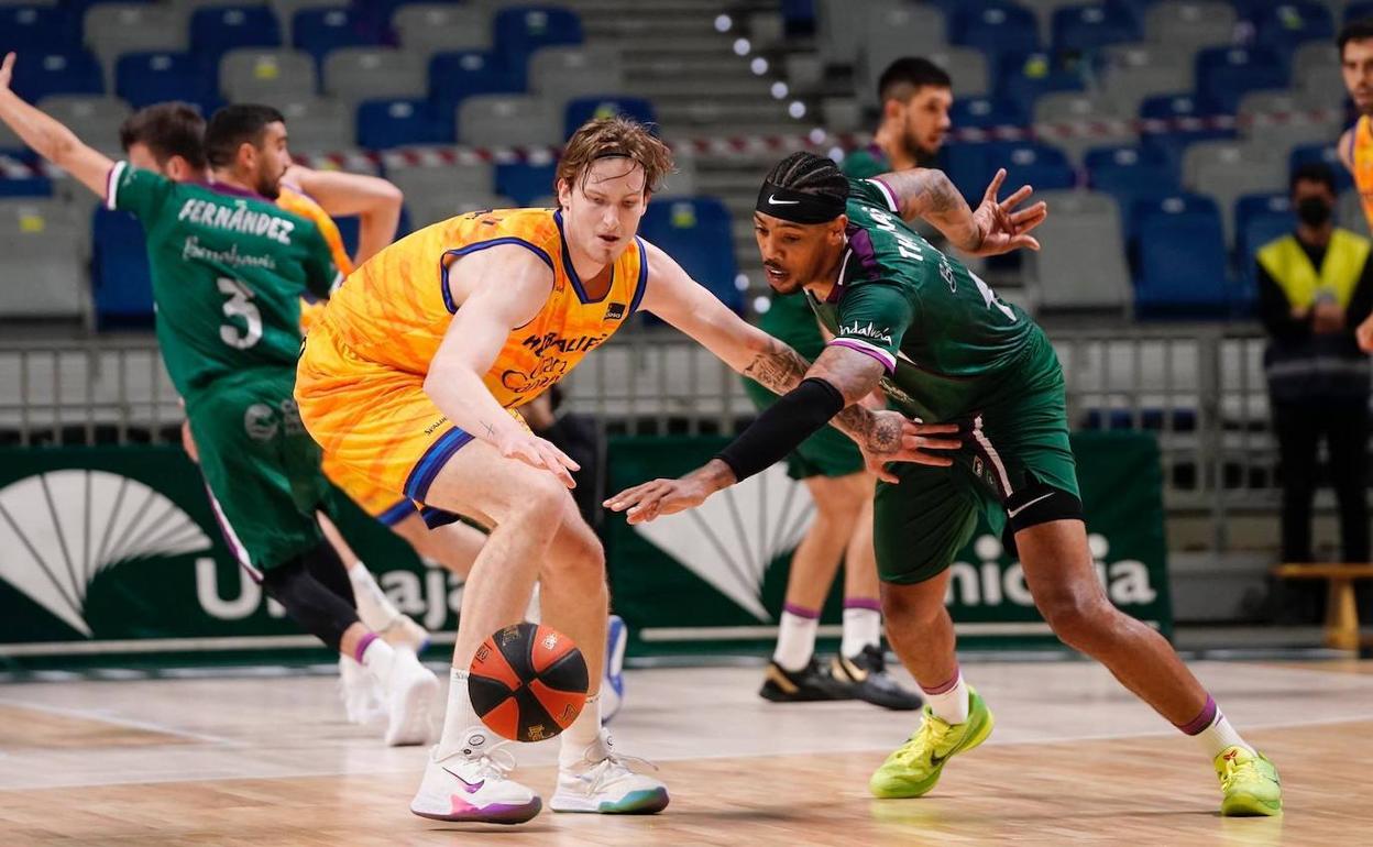 Balcerowski pugna por un balón en el Carpena.