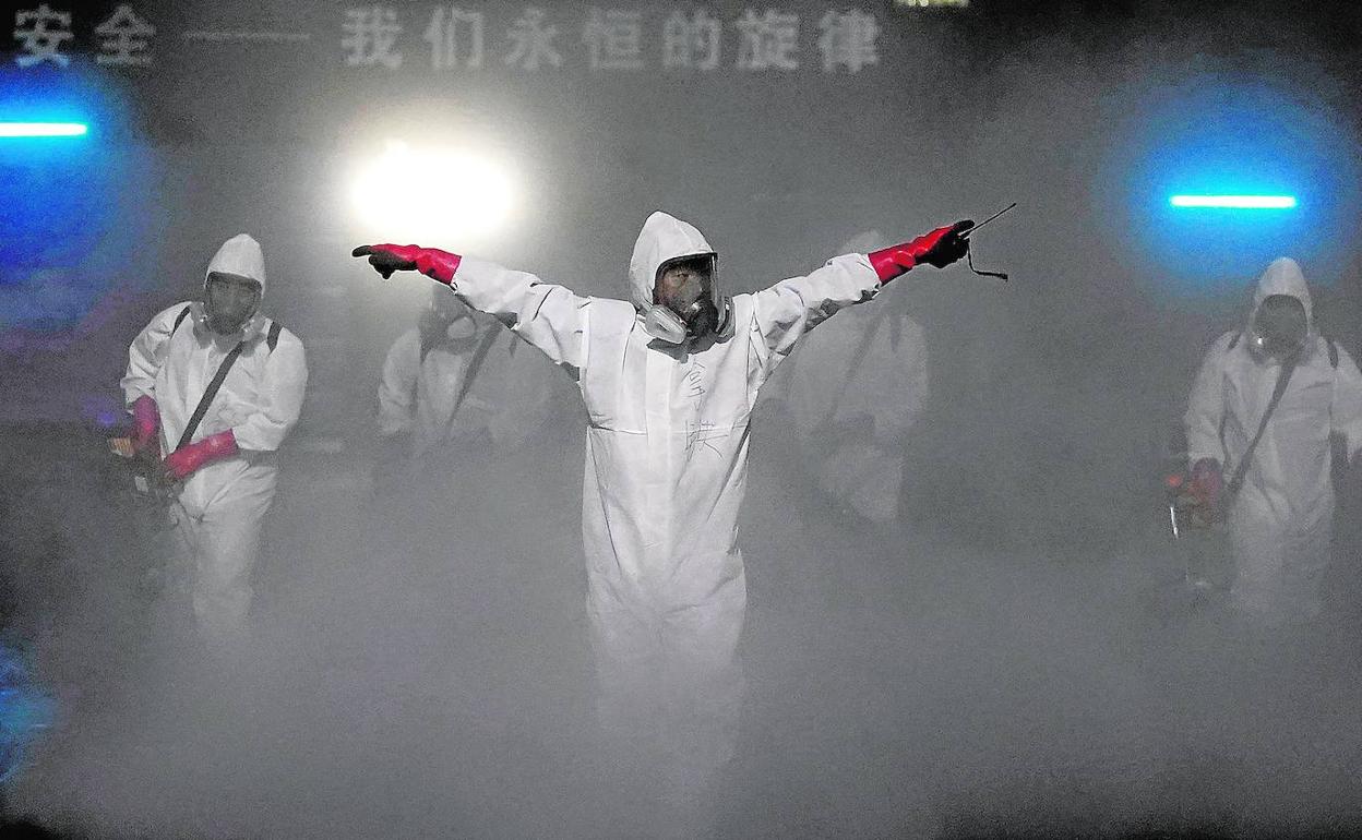 Equipos de desinfección en China a comienzos del pasado año. 