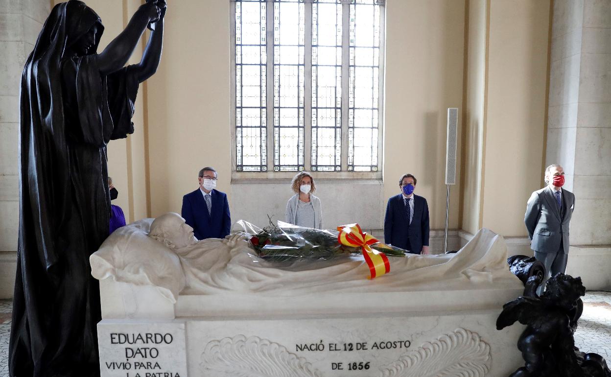 Homenaje a Dato en el Panteón de Hombres Ilustres con la presidenta del Congreso, en el centro. 