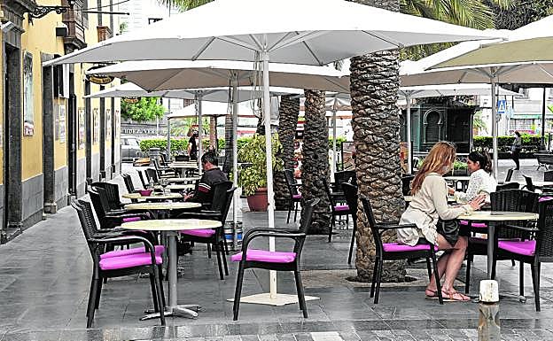 Imagen reciente de una terraza en una zona céntrica de la capital grancanaria. 