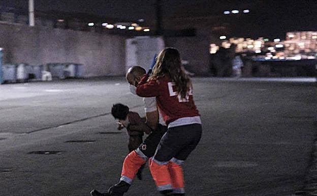 Iamgen del rescate de inmigrantes en la noche de este martes en Arguineguín. 