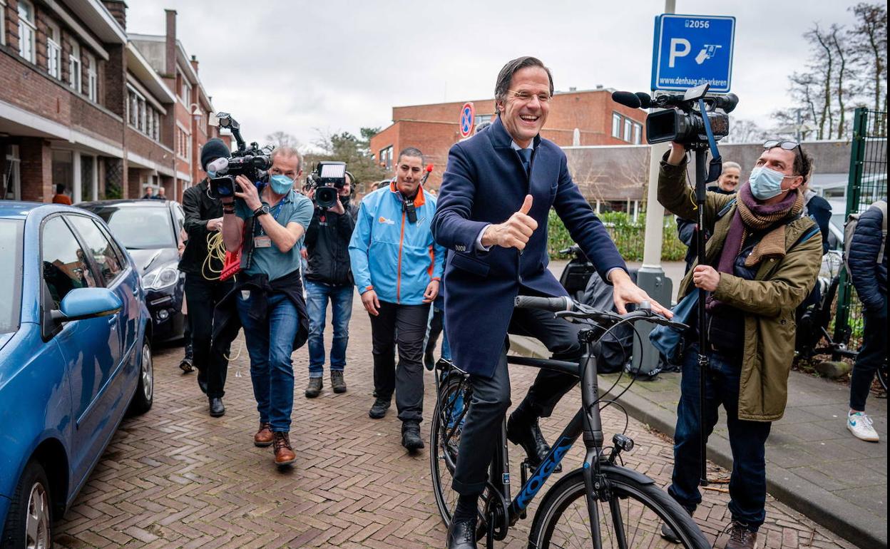 El primer ministro holandés, Mark Rutte, en bicicleta, tras haber depositado su voto este miércoles en un colegio de La Haya.