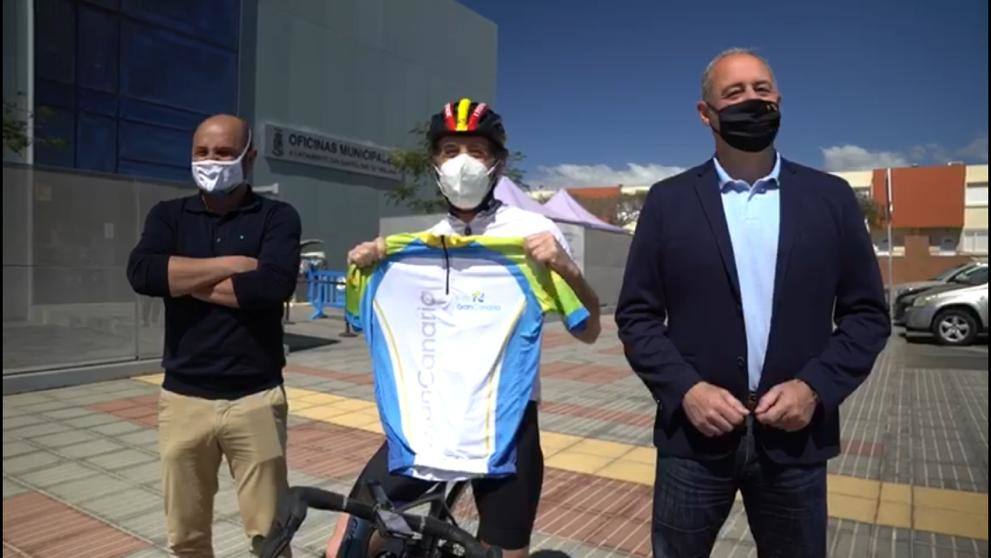 El ciclista segoviano con los responsables de deportes del Cabildo y del Patronato de Turismo de Gran Canaria. 