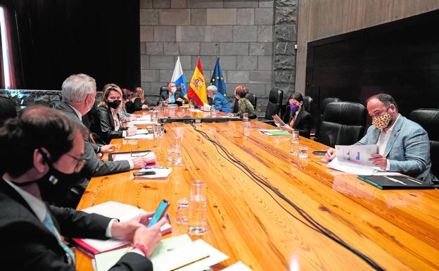 Imagen de la reunión del Consejo de Gobierno celebrada ayer en la que se decidió endurecer las restricciones las isla capitalinas y Fuerteventura. 