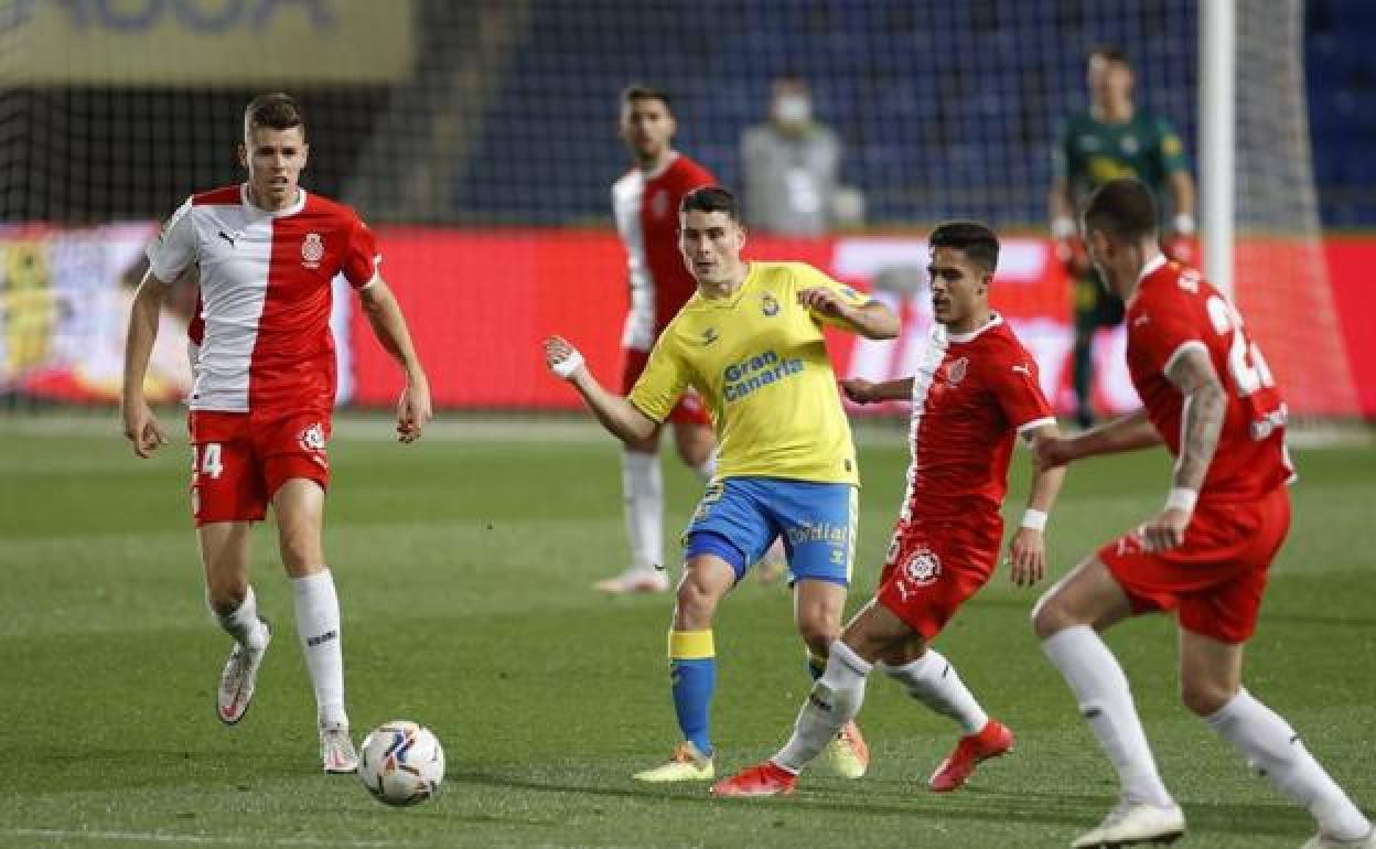 Sergio Ruiz, entre un mar de nubes del Girona. 