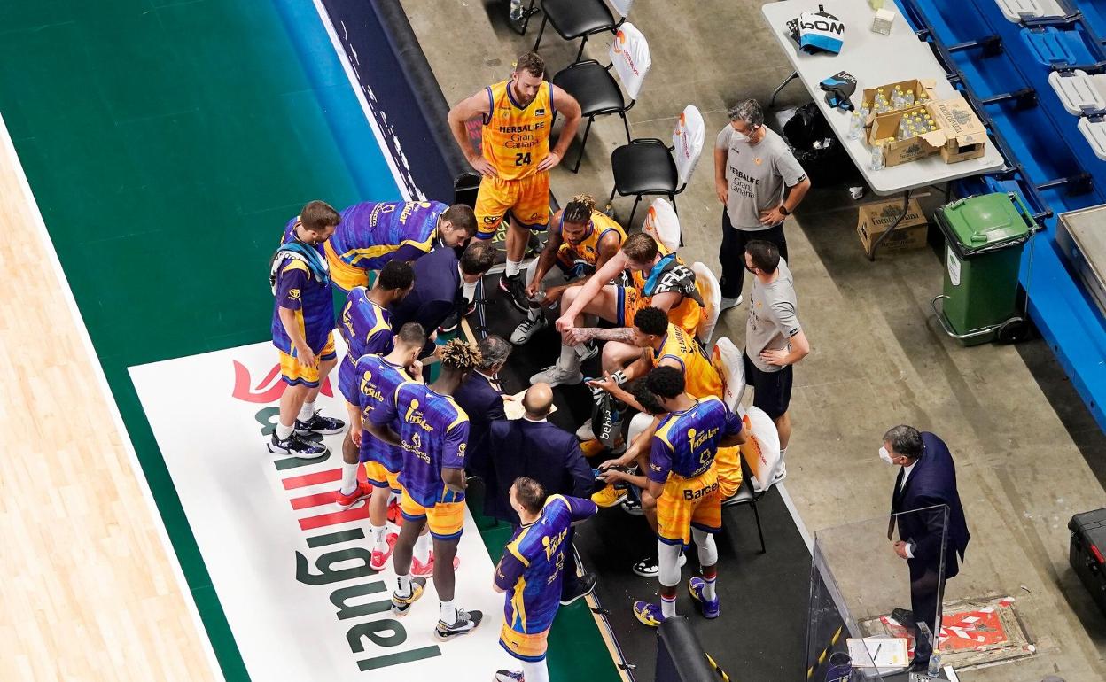 Porfi Fisac, entrenador jefe del Herbalife Gran Canaria, dando indicaciones a sus jugadores durante un encuentro. 