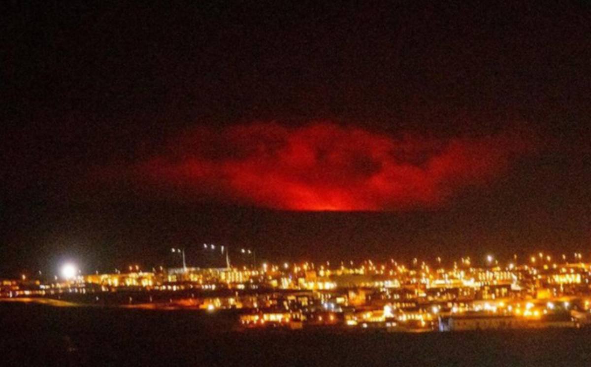 Vídeo: Ríos de lava roja de un volcán cerca de la capital de Islandia