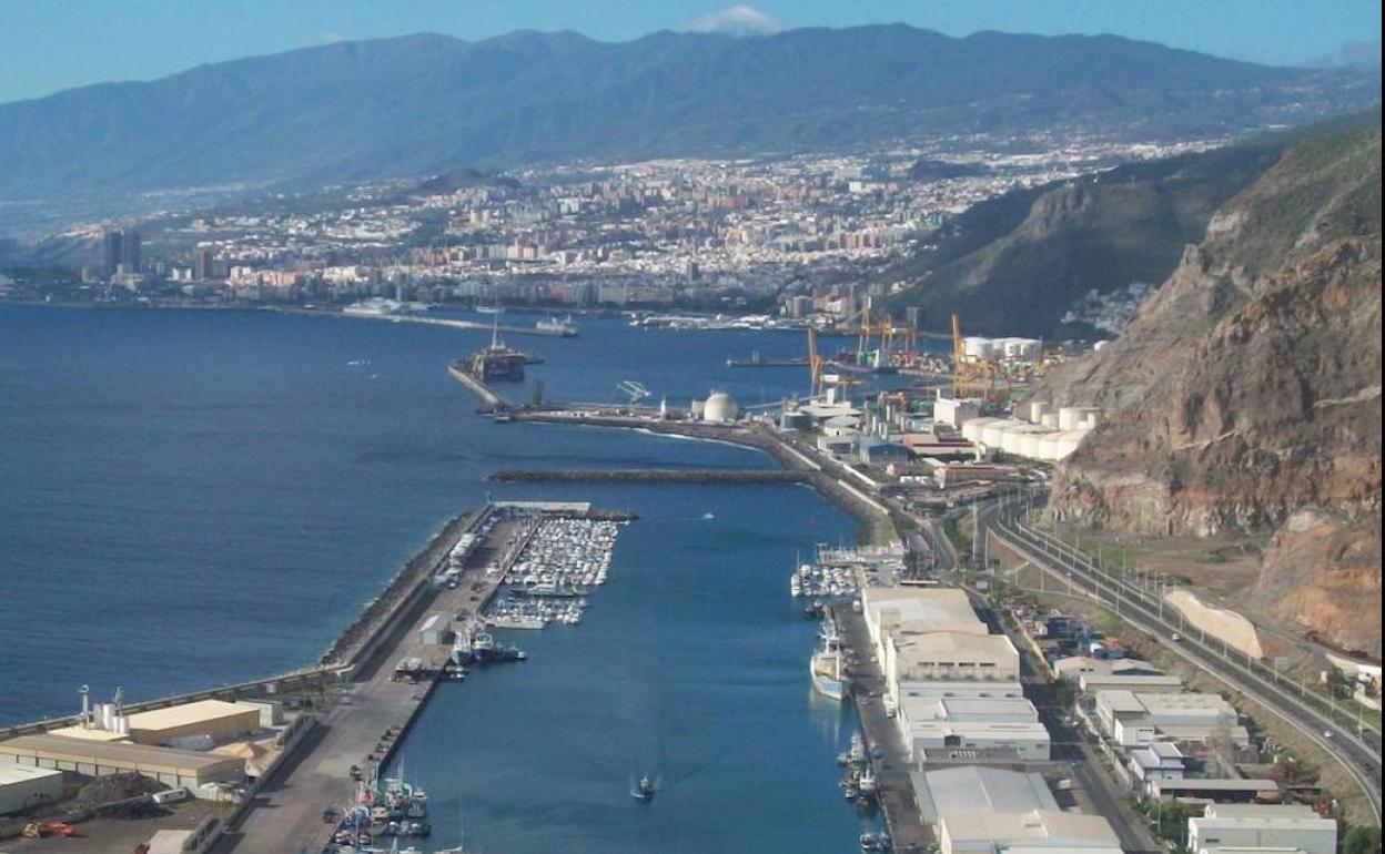 Salvan la vida a un hombre en la dársena del puerto de la capital tinerfeña