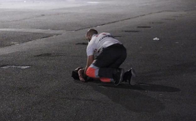 Un voluntario de Cruz Roja reanima a la pequeña.