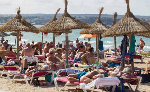 El turismo confía en un verano al 50% tras perder la Semana Santa