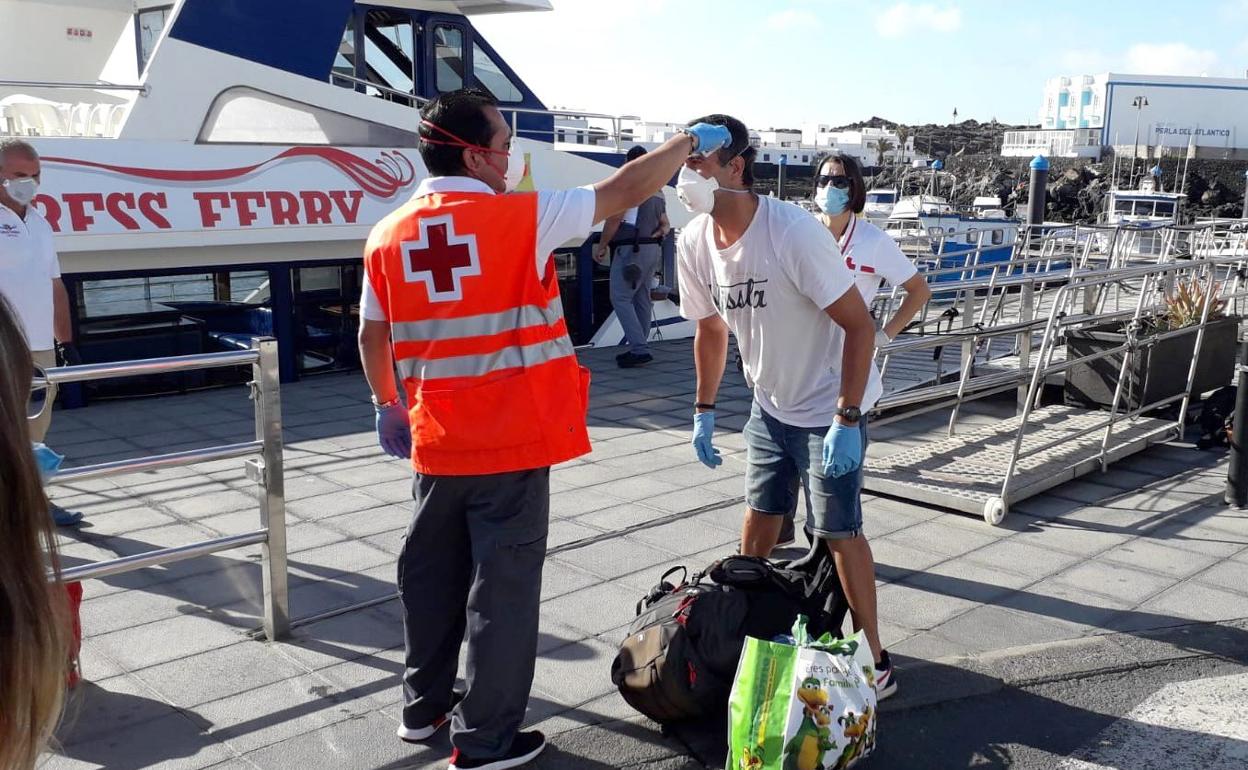 Viajeros entre Lanzarote y La Graciosa. 