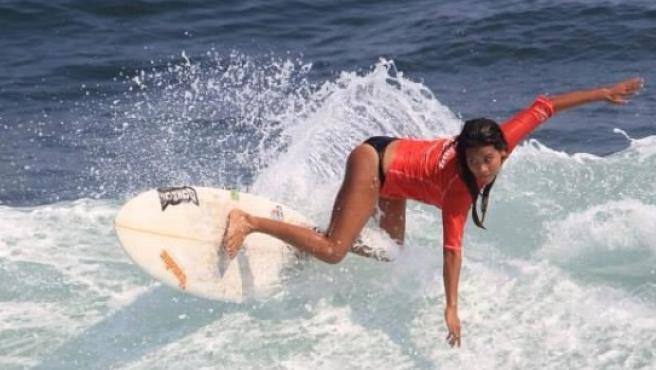 Imagen de la surfista entrenando. 
