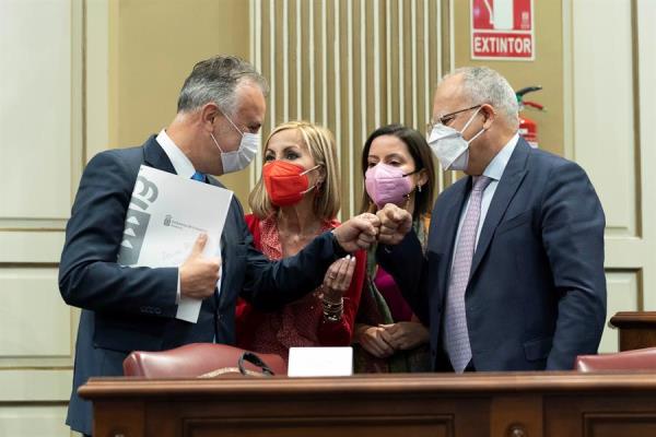 El presidente del Gobierno de Canarias, Ángel Víctor Torres (i), el diputado del GP ASG Casimiro Curbelo (i), la consejera de Turismo, Yaiza Castillo, (2d) y la diputada del GPP Australia Navarro (2i) momentos antes del comienzo del debate. 