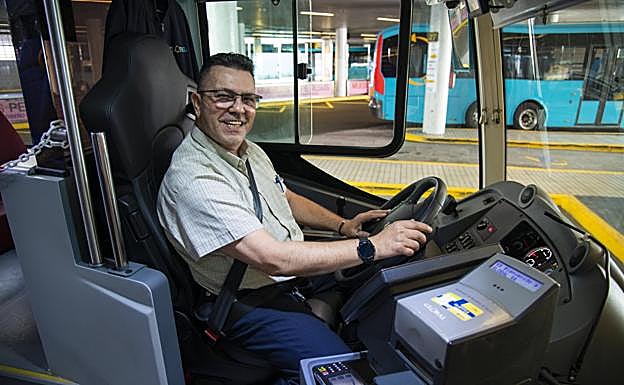 Eloy Torres, esta semana, en su guagua, recién llegado de Mogán. 