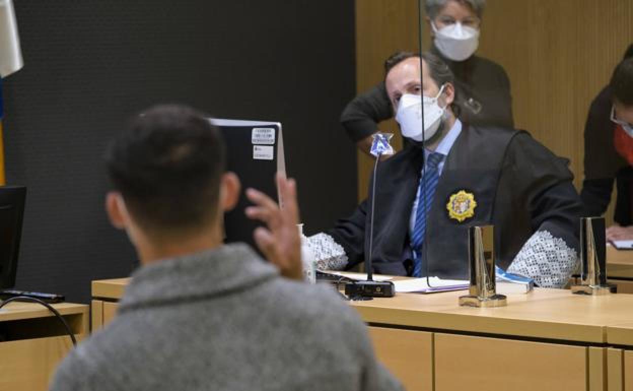 El acusado, de espaldas, responde al fiscal Miguel Portell. 