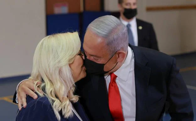 Netanyahu besa a su mujer tras votar.