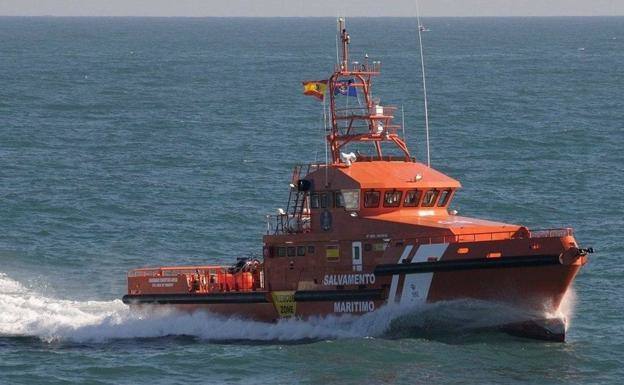 Buscan una patera en la ruta hacia Canarias con unas 50 personas, entre ellos 4 bebés