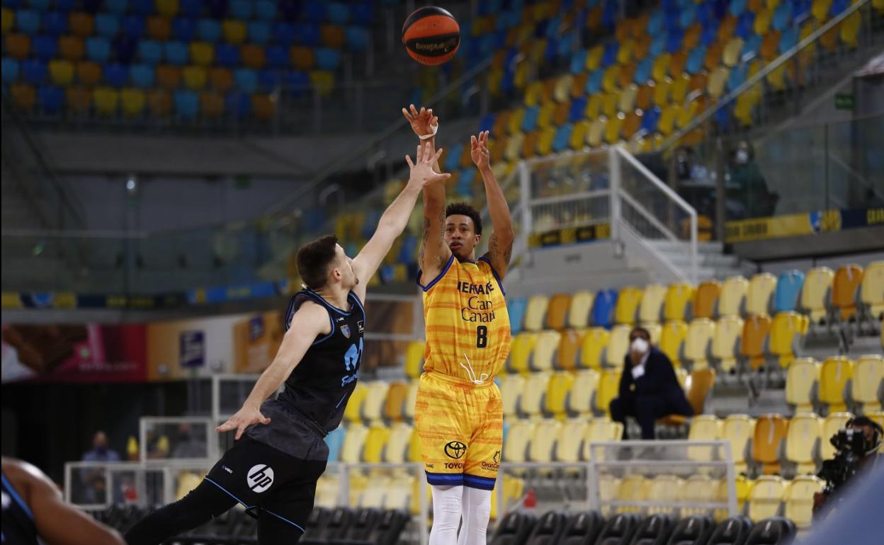 AJ Slaughter, uno de los líderes anotadores del conjunto grancanario, lanza durante un partido de este curso. 