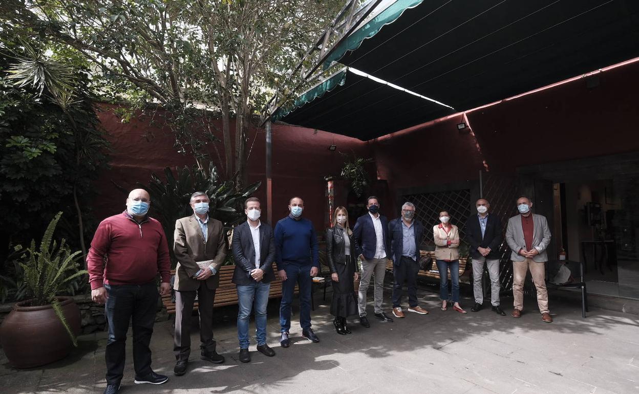 Foto de familia de buena parte de los miembros de la Comisión