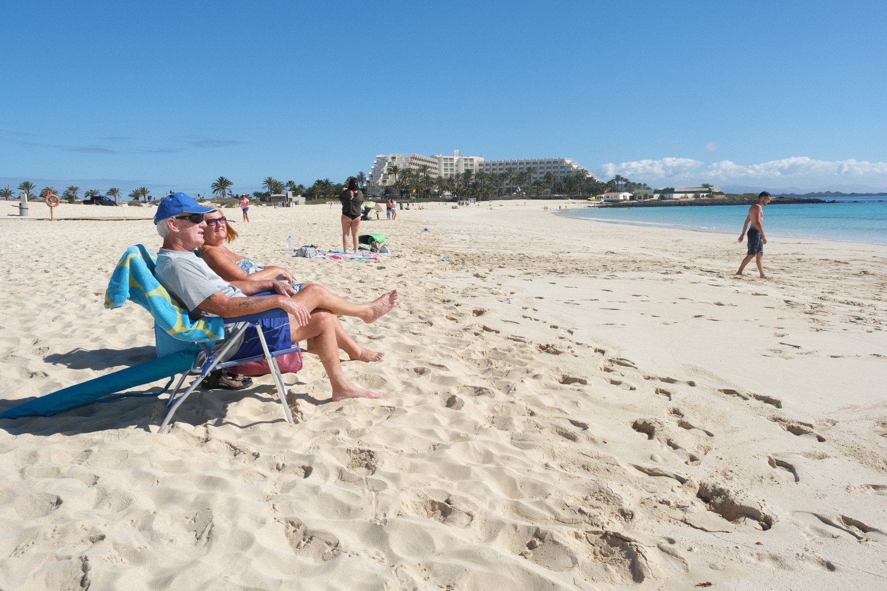 Turistas en la playa en plena crisis, por la pandemia. 