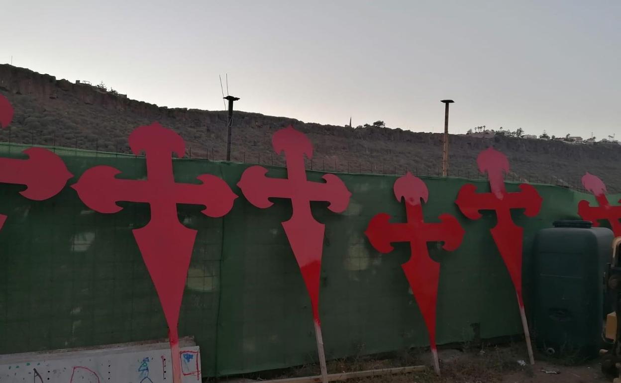 Cruces de Santiago de dos metros que colocarán en puntos estratégicos del pueblo. 