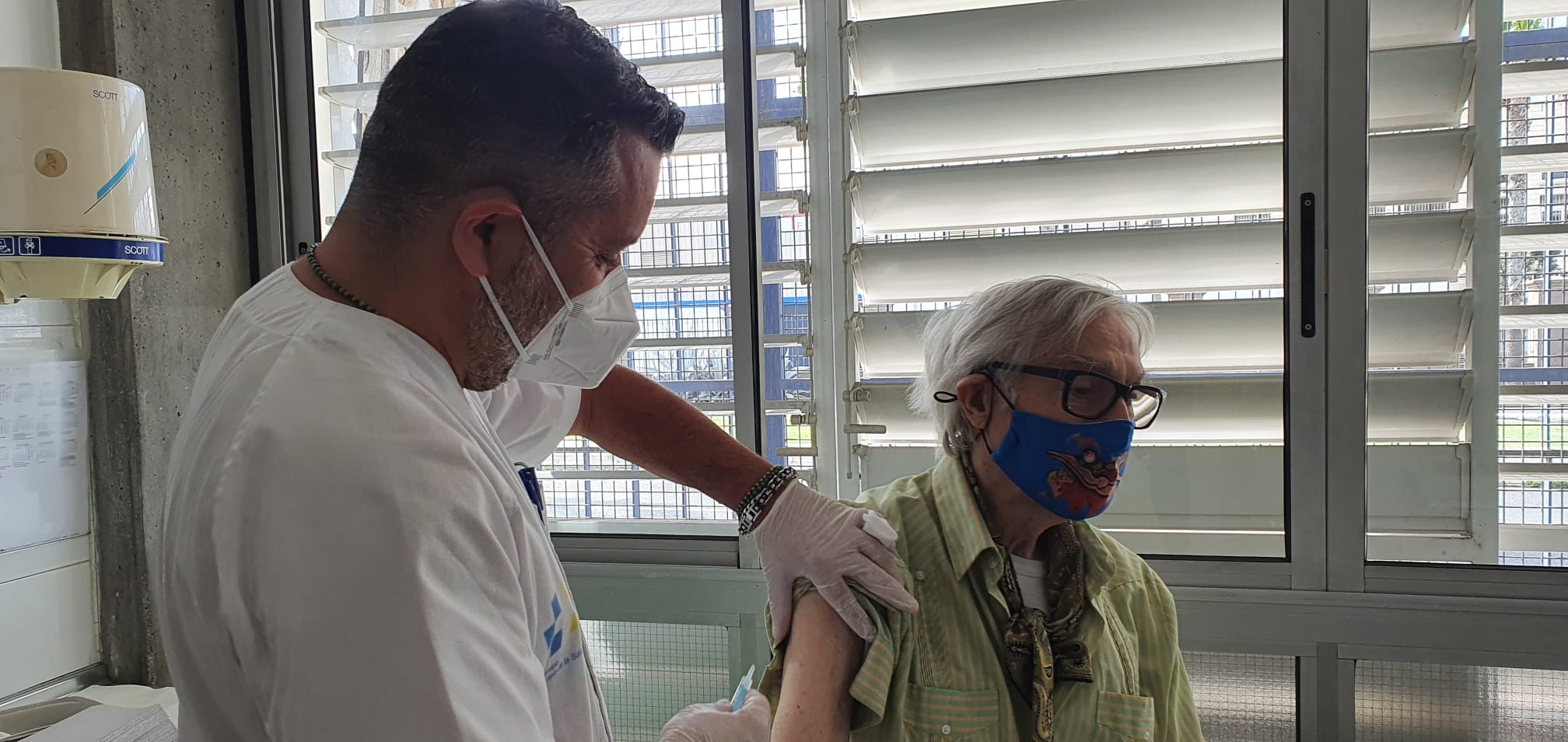 El artista Pepe Dámaso, ayer, en el centro de salud de La Isleta. 