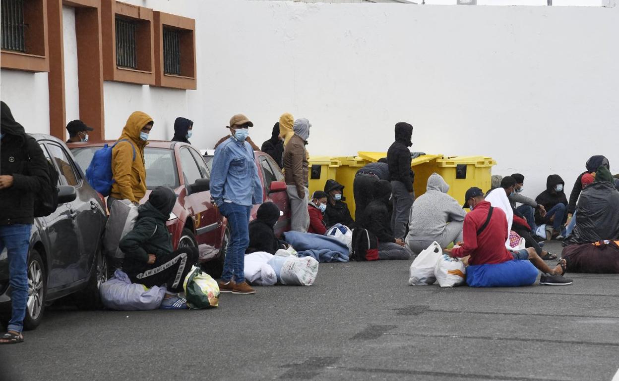 Imagen de personas en la puerta del Canarias 50. 