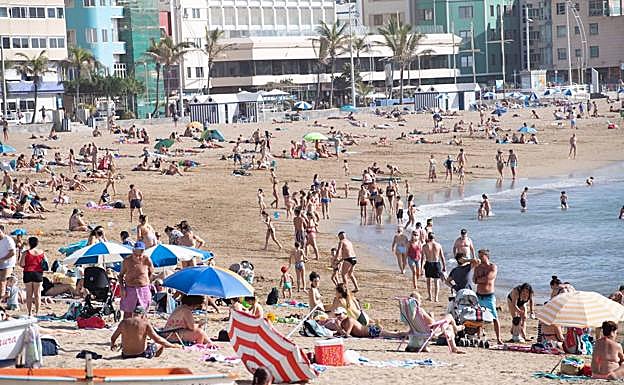 Bañistas disfrutando del sol en Las Canteras
