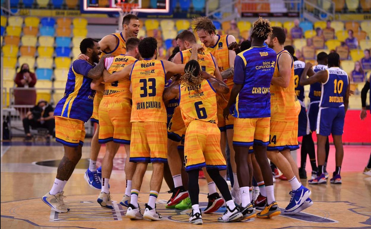 Alegría amarilla tras el partido. 