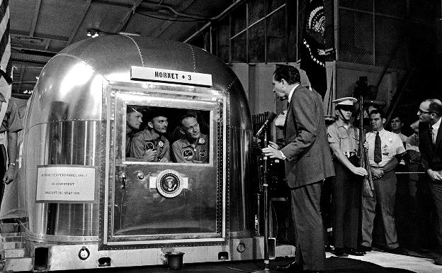 El presidente Nixon habla con los astronautas del Aplo Xi , en el interior de una Airstream 