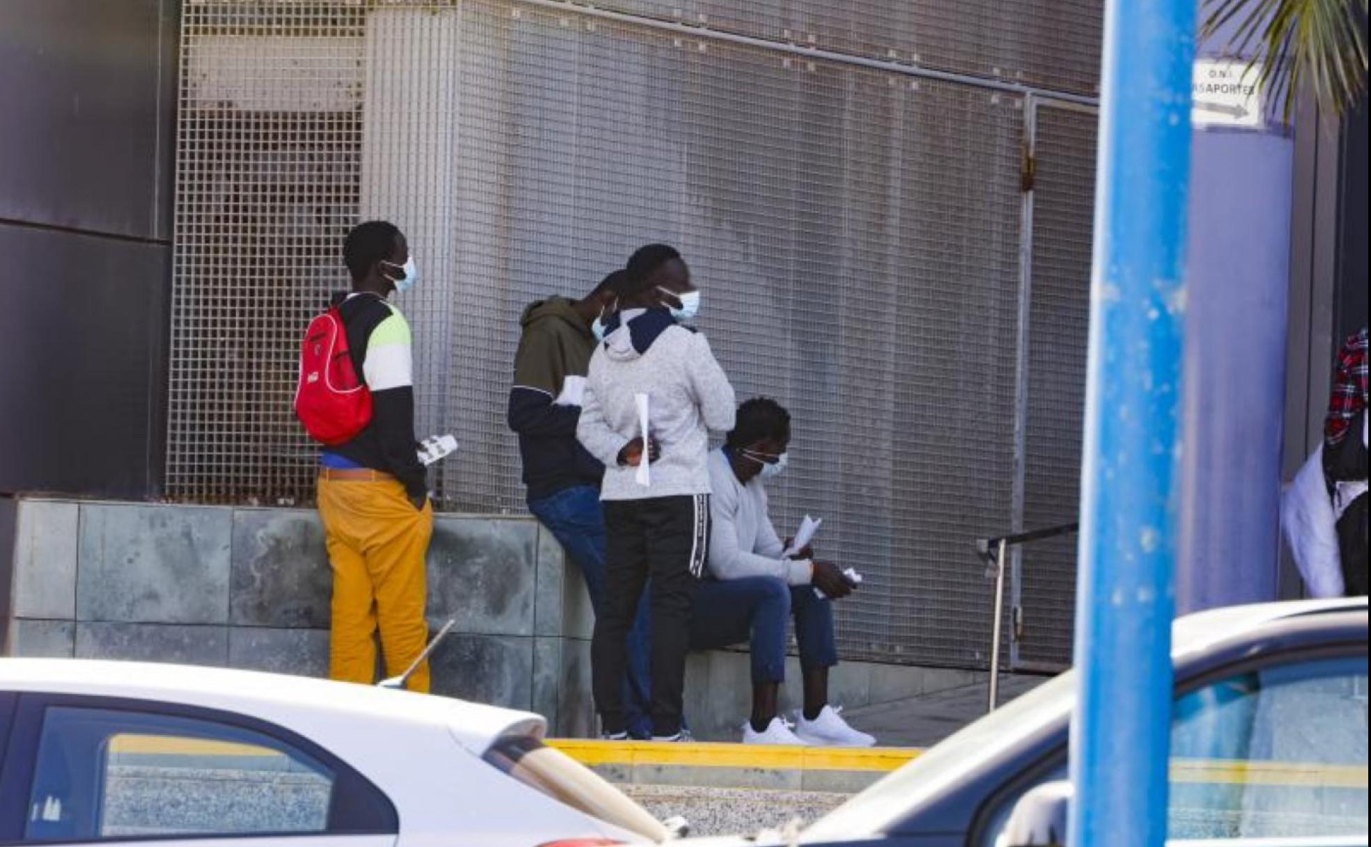 En la supercomisaría otorgan unas 20 citas diarias. En la imagen, un grupo de senegaleses esperan su turno. 