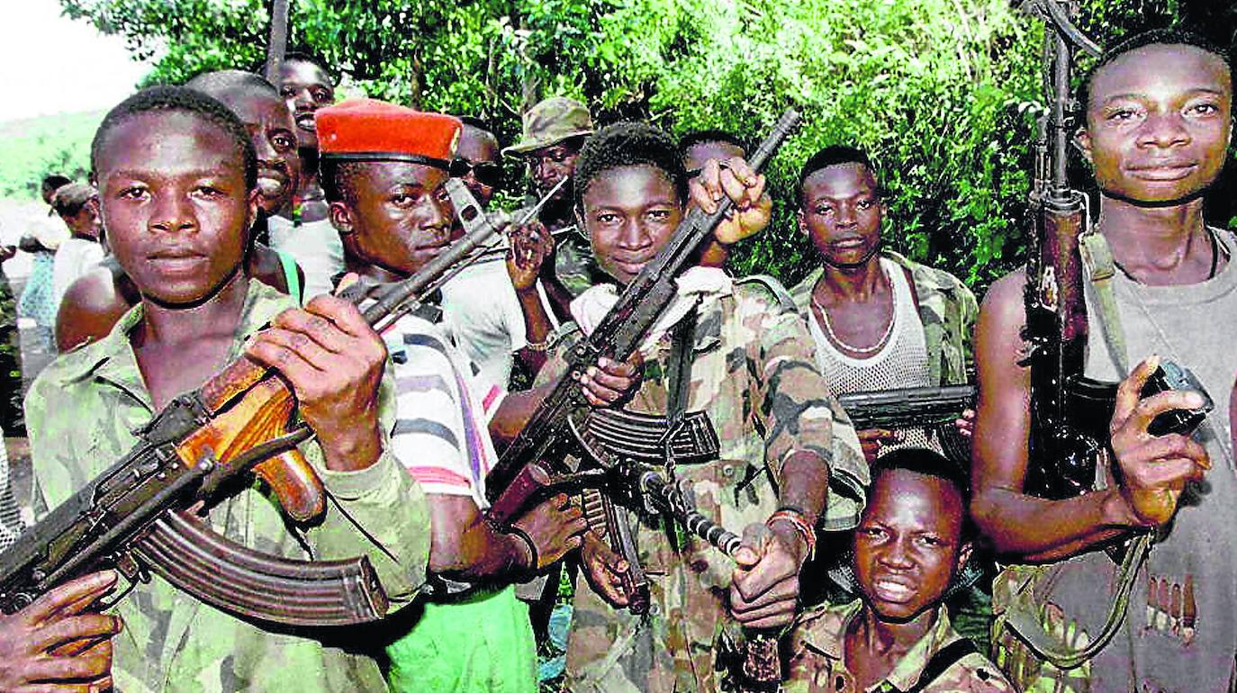 Jovencísimos guerrilleros de Sierra Leona, durante la guerra que se vivió en el país hasta 2001.