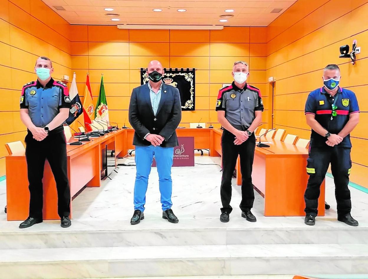 El presidente del Cabildo con los mandos de la Policia Canaria. 