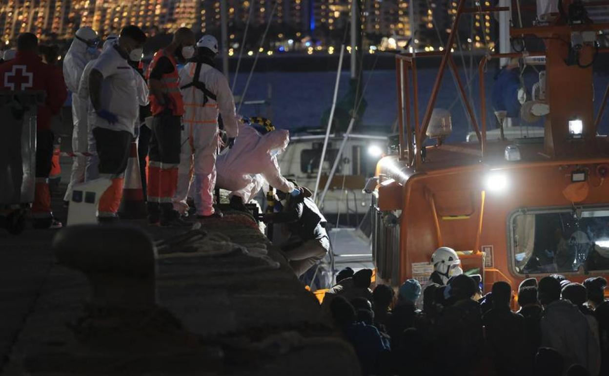 Llegan al puerto de Arguineguín los 44 inmigrantes que Salvamento Marítimo ha rescatado este lunes de una patera a 68 kilómetros del sur de Gran Canaria.